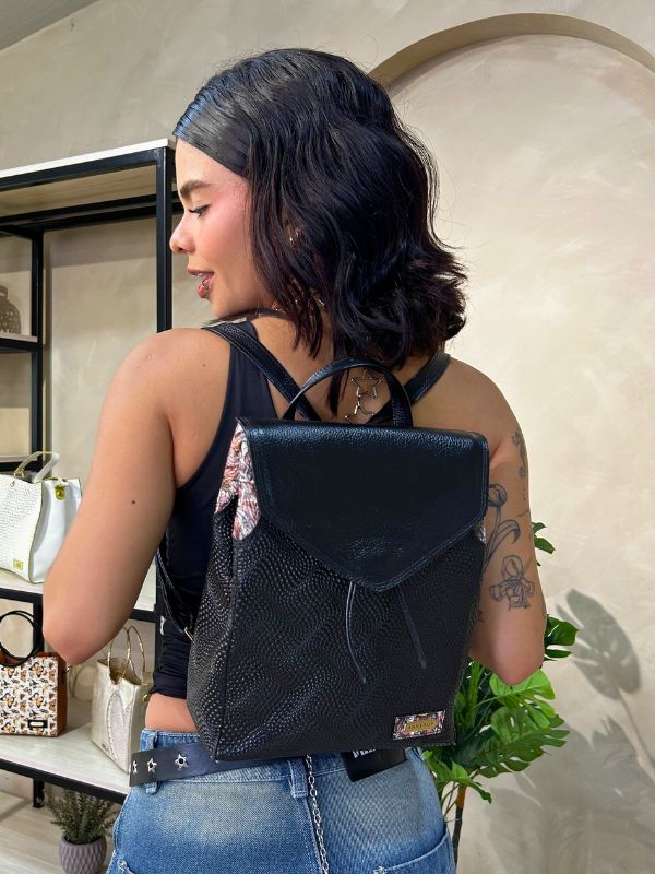 MORRAL EN CUERO NEGRO