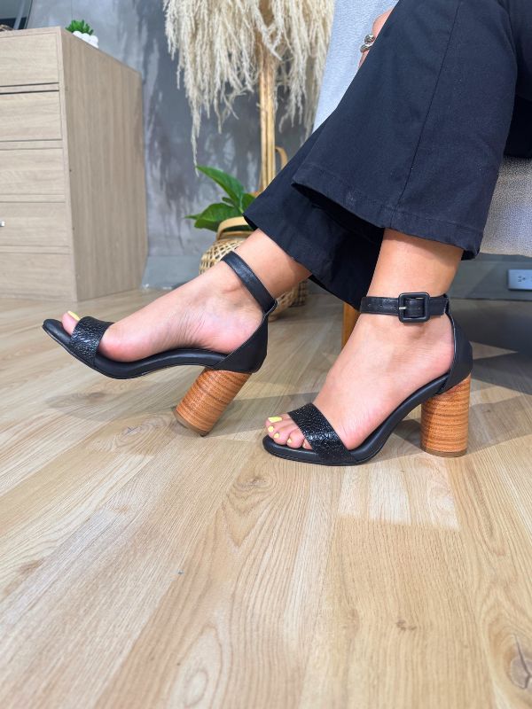 SANDALIAS VICTORIA EN CUERO NEGRO