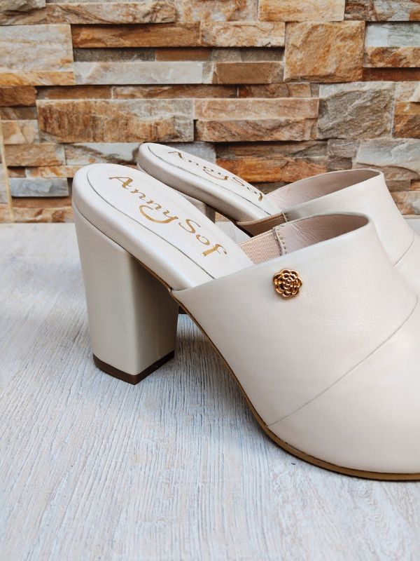 TACONES EN CUERO CREMA RIVA