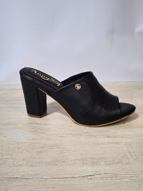 TACONES EN CUERO NEGRO RIVA