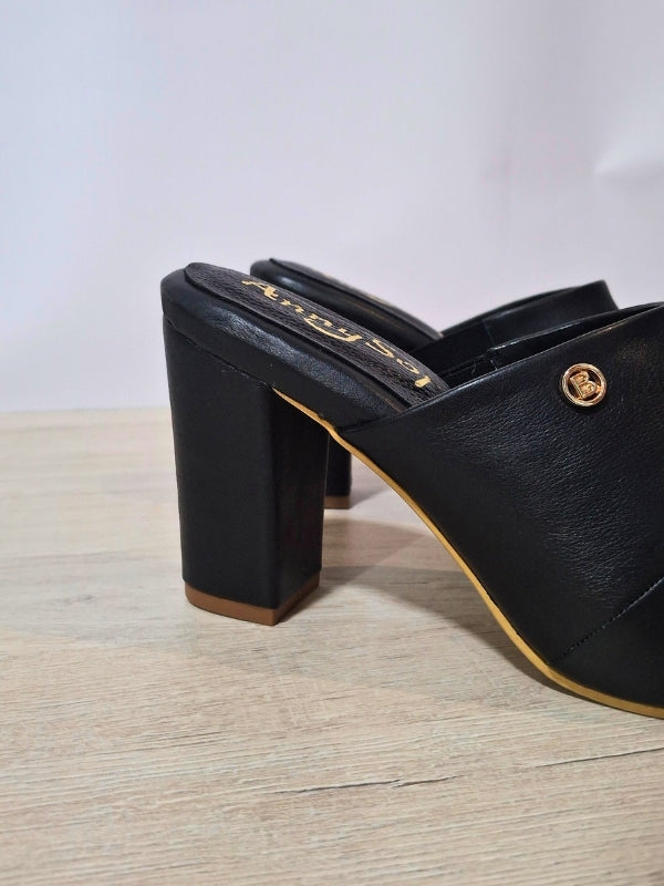 TACONES EN CUERO NEGRO RIVA