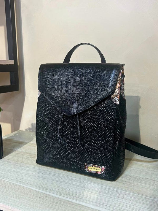 MORRAL EN CUERO NEGRO