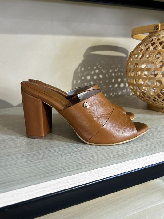 TACONES EN CUERO MIEL RIVA