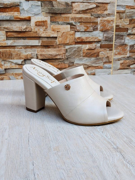 TACONES EN CUERO CREMA RIVA