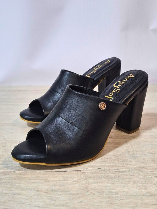 TACONES EN CUERO NEGRO RIVA